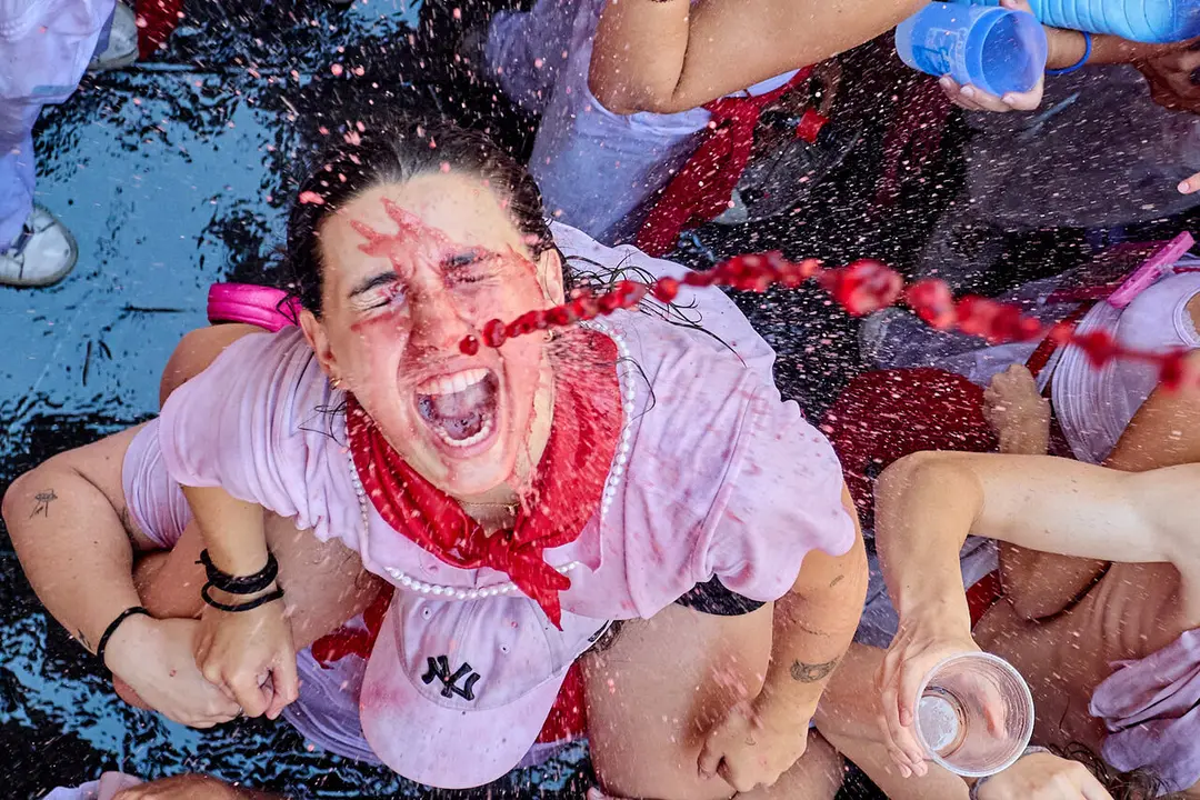 Pamplona. Navarra. 6 julio 2026. Fiestas. Sanfermines.
Ambiente por las calles de Pamplona en los momentos posteriores al Chupinazo que ha dado inicio a las Fiestas de San Fermin 2026 con el ya tradicional lanzamiento de agua desde los balcones, en Pamplona a 6 de julio de 2026. Cr&eacute;dito: I&ntilde;igo Alzugaray / Cordon Press