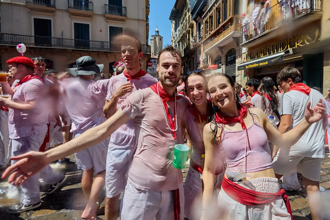Pamplona. Navarra. 6 julio 2026. Fiestas. Sanfermines.
Ambiente por las calles de Pamplona en los momentos posteriores al Chupinazo que ha dado inicio a las Fiestas de San Fermin 2026 con el ya tradicional lanzamiento de agua desde los balcones, en Pamplona a 6 de julio de 2026. Cr&eacute;dito: I&ntilde;igo Alzugaray / Cordon Press