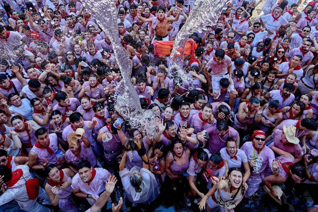 Pamplona. Navarra. 6 julio 2026. Fiestas. Sanfermines.
Ambiente por las calles de Pamplona en los momentos posteriores al Chupinazo que ha dado inicio a las Fiestas de San Fermin 2026 con el ya tradicional lanzamiento de agua desde los balcones, en Pamplona a 6 de julio de 2026. Cr&eacute;dito: I&ntilde;igo Alzugaray / Cordon Press