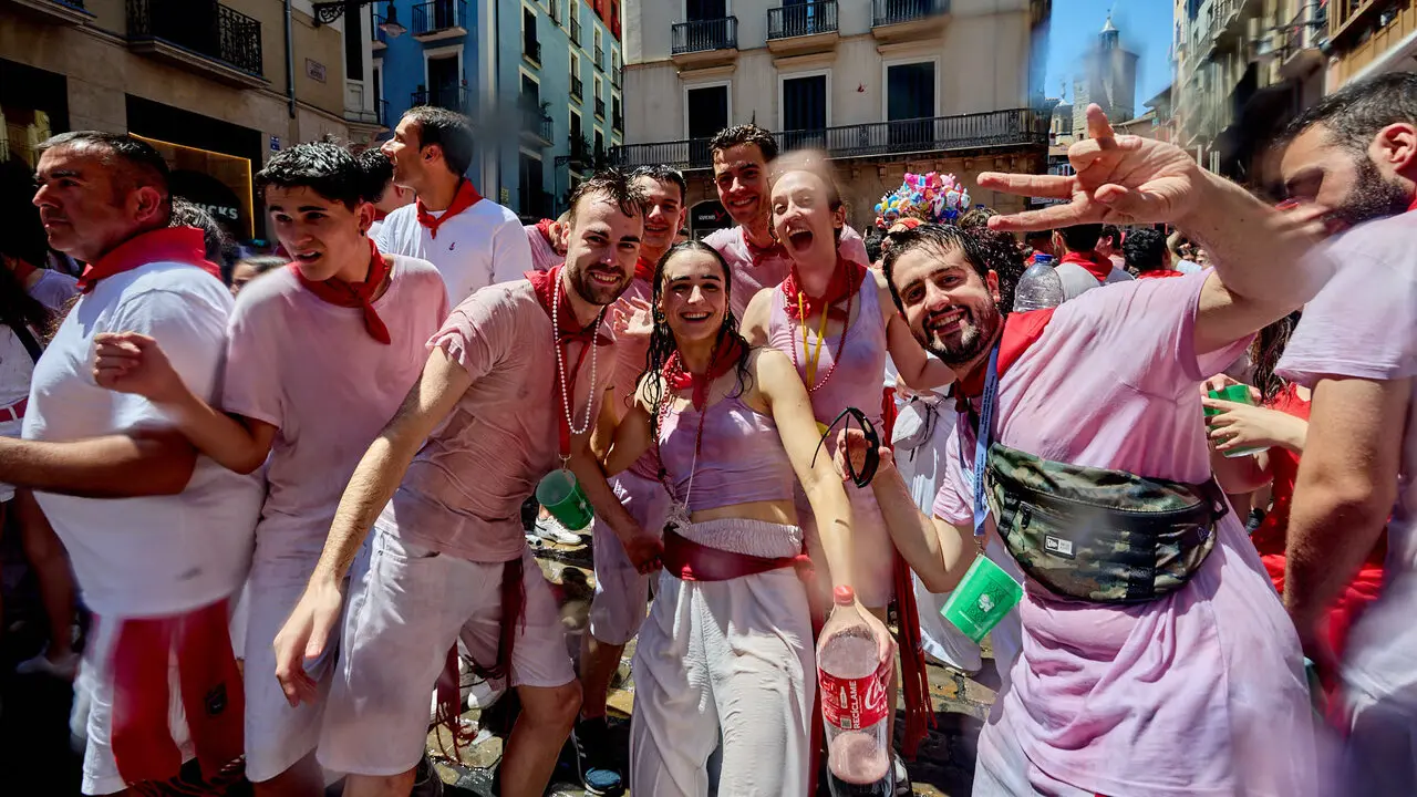 Pamplona. Navarra. 6 julio 2026. Fiestas. Sanfermines.
Ambiente por las calles de Pamplona en los momentos posteriores al Chupinazo que ha dado inicio a las Fiestas de San Fermin 2026 con el ya tradicional lanzamiento de agua desde los balcones, en Pamplona a 6 de julio de 2026. Cr&eacute;dito: I&ntilde;igo Alzugaray / Cordon Press