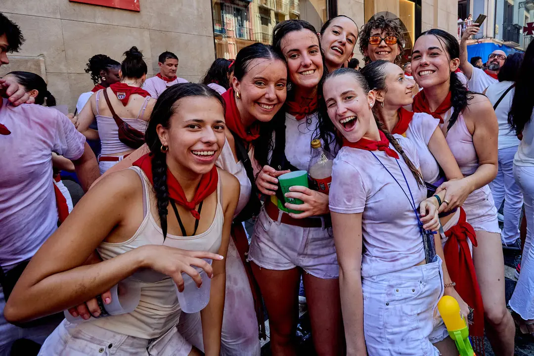 Pamplona. Navarra. 6 julio 2026. Fiestas. Sanfermines.
Ambiente por las calles de Pamplona en los momentos posteriores al Chupinazo que ha dado inicio a las Fiestas de San Fermin 2026 con el ya tradicional lanzamiento de agua desde los balcones, en Pamplona a 6 de julio de 2026. Cr&eacute;dito: I&ntilde;igo Alzugaray / Cordon Press