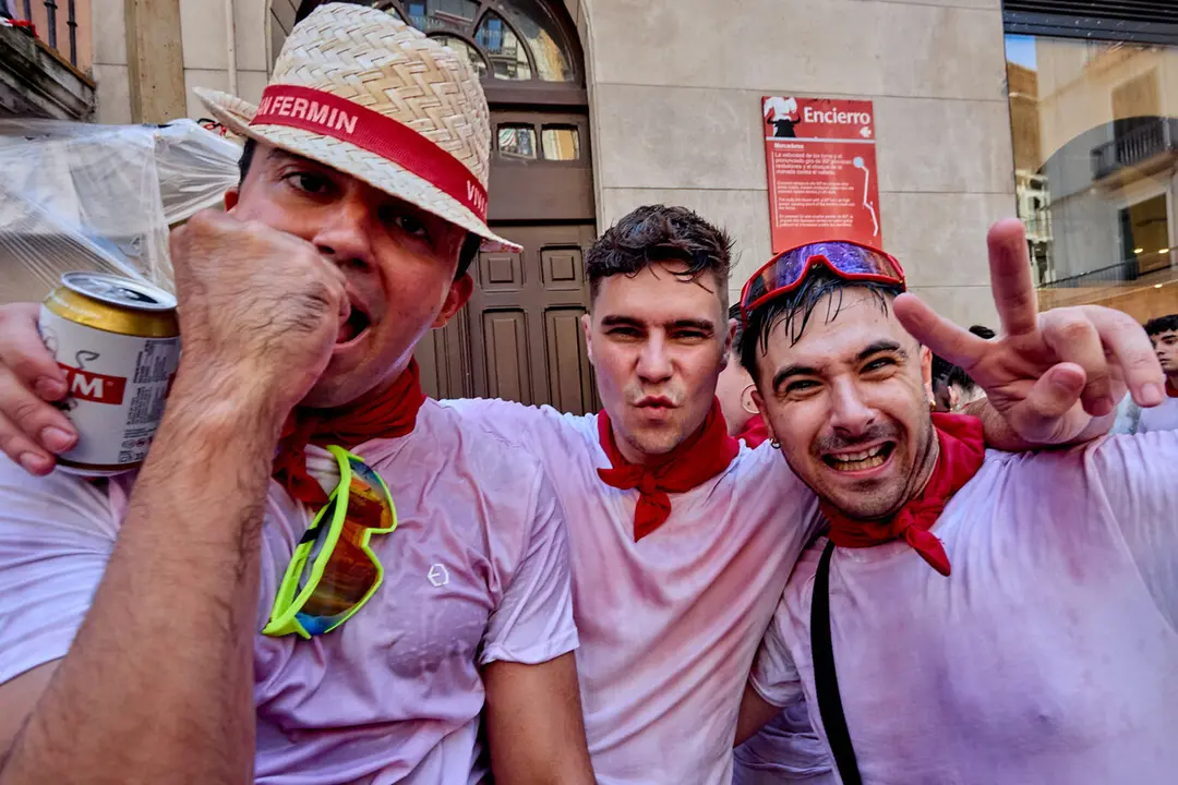 Pamplona. Navarra. 6 julio 2026. Fiestas. Sanfermines.
Ambiente por las calles de Pamplona en los momentos posteriores al Chupinazo que ha dado inicio a las Fiestas de San Fermin 2026 con el ya tradicional lanzamiento de agua desde los balcones, en Pamplona a 6 de julio de 2026. Cr&eacute;dito: I&ntilde;igo Alzugaray / Cordon Press