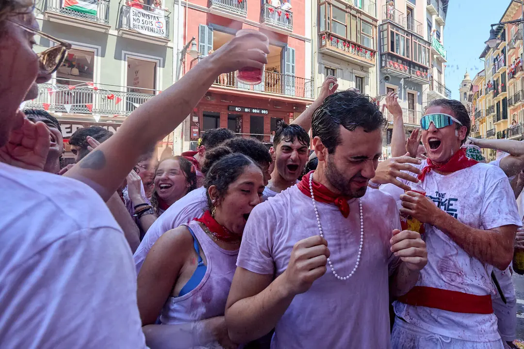 Pamplona. Navarra. 6 julio 2026. Fiestas. Sanfermines.
Ambiente por las calles de Pamplona en los momentos posteriores al Chupinazo que ha dado inicio a las Fiestas de San Fermin 2026 con el ya tradicional lanzamiento de agua desde los balcones, en Pamplona a 6 de julio de 2026. Cr&eacute;dito: I&ntilde;igo Alzugaray / Cordon Press