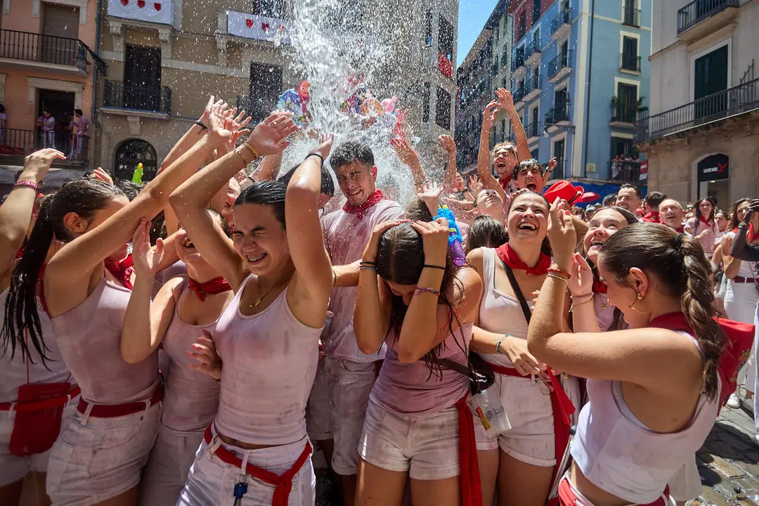 Pamplona. Navarra. 6 julio 2026. Fiestas. Sanfermines.
Ambiente por las calles de Pamplona en los momentos posteriores al Chupinazo que ha dado inicio a las Fiestas de San Fermin 2026 con el ya tradicional lanzamiento de agua desde los balcones, en Pamplona a 6 de julio de 2026. Cr&eacute;dito: I&ntilde;igo Alzugaray / Cordon Press