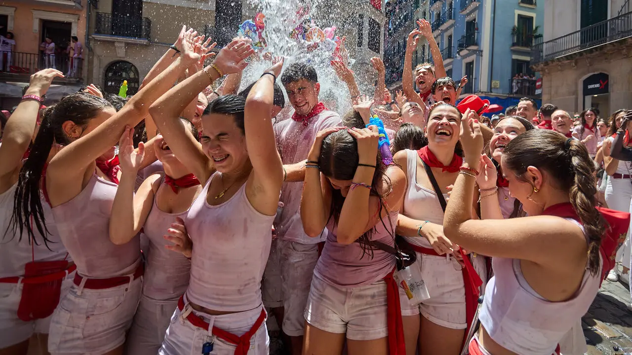 Pamplona. Navarra. 6 julio 2026. Fiestas. Sanfermines.
Ambiente por las calles de Pamplona en los momentos posteriores al Chupinazo que ha dado inicio a las Fiestas de San Fermin 2026 con el ya tradicional lanzamiento de agua desde los balcones, en Pamplona a 6 de julio de 2026. Cr&eacute;dito: I&ntilde;igo Alzugaray / Cordon Press