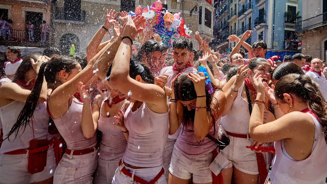 Pamplona. Navarra. 6 julio 2026. Fiestas. Sanfermines.
Ambiente por las calles de Pamplona en los momentos posteriores al Chupinazo que ha dado inicio a las Fiestas de San Fermin 2026 con el ya tradicional lanzamiento de agua desde los balcones, en Pamplona a 6 de julio de 2026. Cr&eacute;dito: I&ntilde;igo Alzugaray / Cordon Press