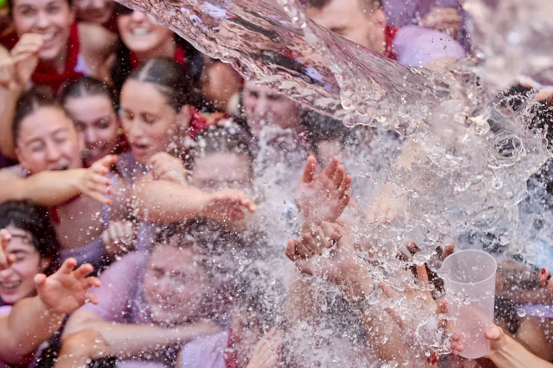 Pamplona. Navarra. 6 julio 2026. Fiestas. Sanfermines.
Ambiente por las calles de Pamplona en los momentos posteriores al Chupinazo que ha dado inicio a las Fiestas de San Fermin 2026 con el ya tradicional lanzamiento de agua desde los balcones, en Pamplona a 6 de julio de 2026. Cr&eacute;dito: I&ntilde;igo Alzugaray / Cordon Press