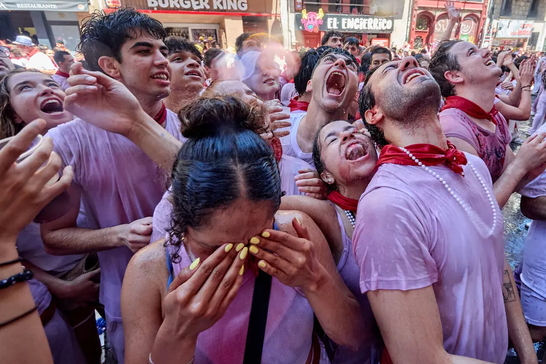Pamplona. Navarra. 6 julio 2026. Fiestas. Sanfermines.
Ambiente por las calles de Pamplona en los momentos posteriores al Chupinazo que ha dado inicio a las Fiestas de San Fermin 2026 con el ya tradicional lanzamiento de agua desde los balcones, en Pamplona a 6 de julio de 2026. Cr&eacute;dito: I&ntilde;igo Alzugaray / Cordon Press
