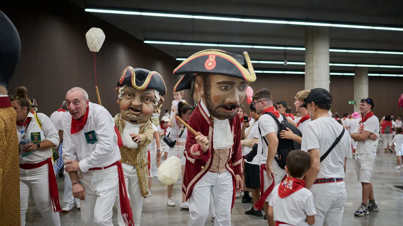 La Comparsa de Gigantes y Cabezudos ameniza las calles de Pamplona durante el primer d&iacute;a de San Ferm&iacute;n 2026. PABLO LASAOSA