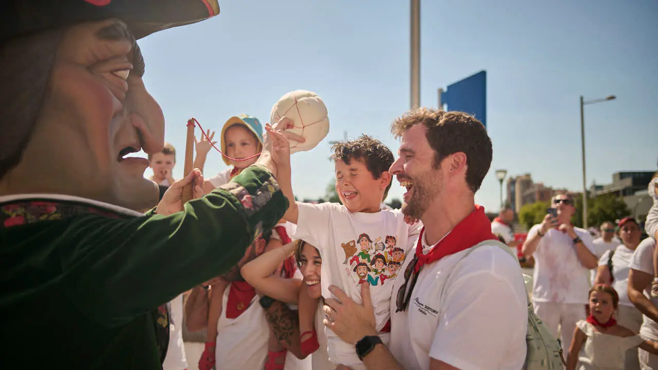 La Comparsa de Gigantes y Cabezudos ameniza las calles de Pamplona durante el primer d&iacute;a de San Ferm&iacute;n 2026. PABLO LASAOSA