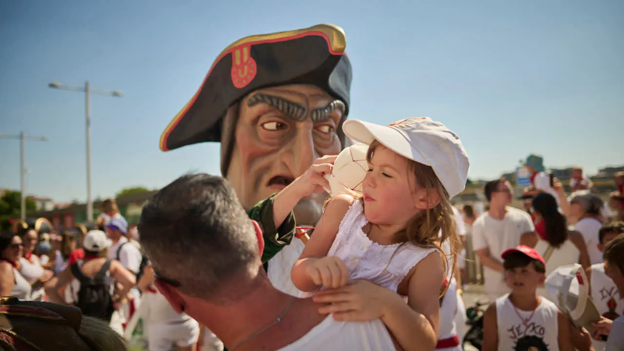 La Comparsa de Gigantes y Cabezudos ameniza las calles de Pamplona durante el primer d&iacute;a de San Ferm&iacute;n 2026. PABLO LASAOSA