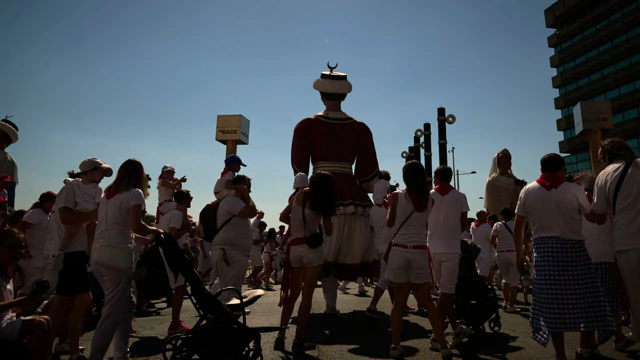 La Comparsa de Gigantes y Cabezudos ameniza las calles de Pamplona durante el primer d&iacute;a de San Ferm&iacute;n 2026. PABLO LASAOSA