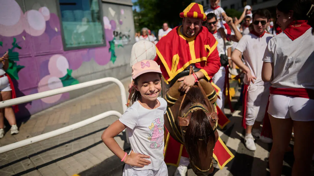 La Comparsa de Gigantes y Cabezudos ameniza las calles de Pamplona durante el primer d&iacute;a de San Ferm&iacute;n 2026. PABLO LASAOSA