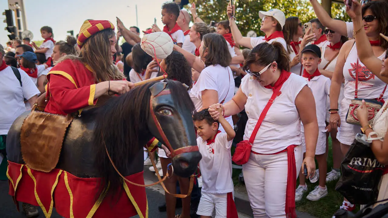 La Comparsa de Gigantes y Cabezudos ameniza las calles de Pamplona durante el primer d&iacute;a de San Ferm&iacute;n 2026. PABLO LASAOSA