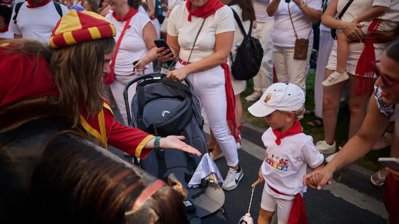 La Comparsa de Gigantes y Cabezudos ameniza las calles de Pamplona durante el primer d&iacute;a de San Ferm&iacute;n 2026. PABLO LASAOSA