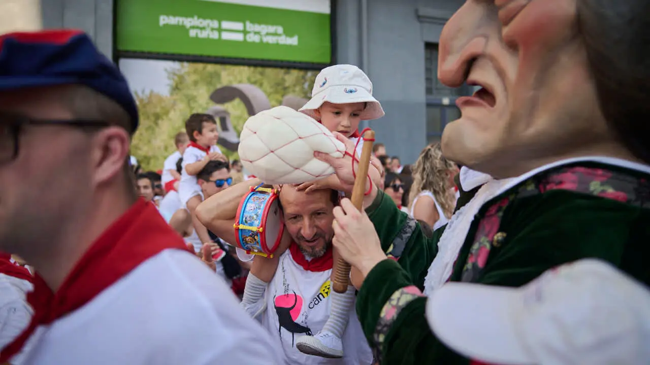 La Comparsa de Gigantes y Cabezudos ameniza las calles de Pamplona durante el primer d&iacute;a de San Ferm&iacute;n 2026. PABLO LASAOSA