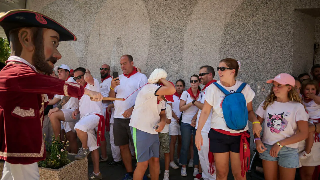 La Comparsa de Gigantes y Cabezudos ameniza las calles de Pamplona durante el primer d&iacute;a de San Ferm&iacute;n 2026. PABLO LASAOSA