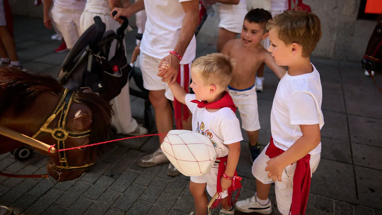La Comparsa de Gigantes y Cabezudos ameniza las calles de Pamplona durante el primer d&iacute;a de San Ferm&iacute;n 2026. PABLO LASAOSA