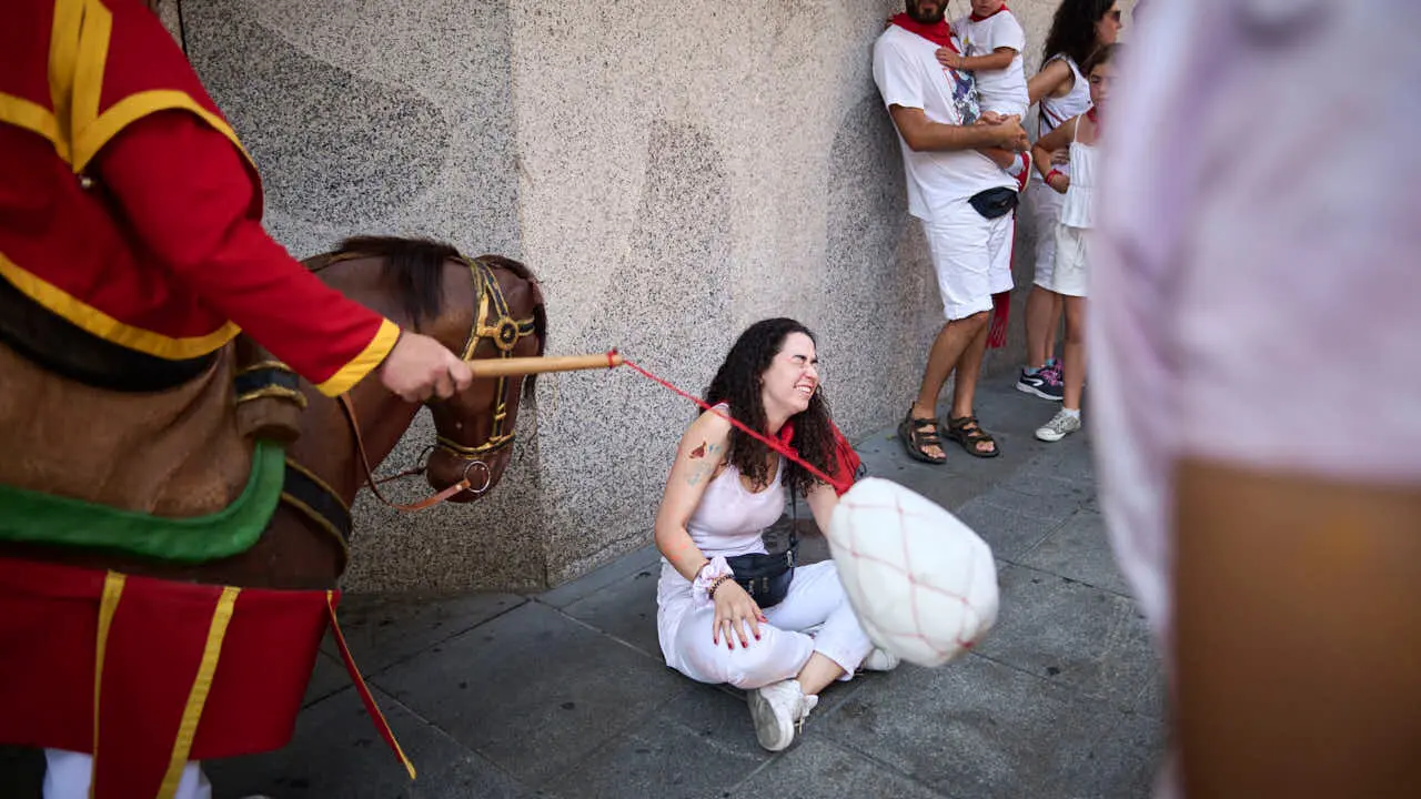 La Comparsa de Gigantes y Cabezudos ameniza las calles de Pamplona durante el primer d&iacute;a de San Ferm&iacute;n 2026. PABLO LASAOSA