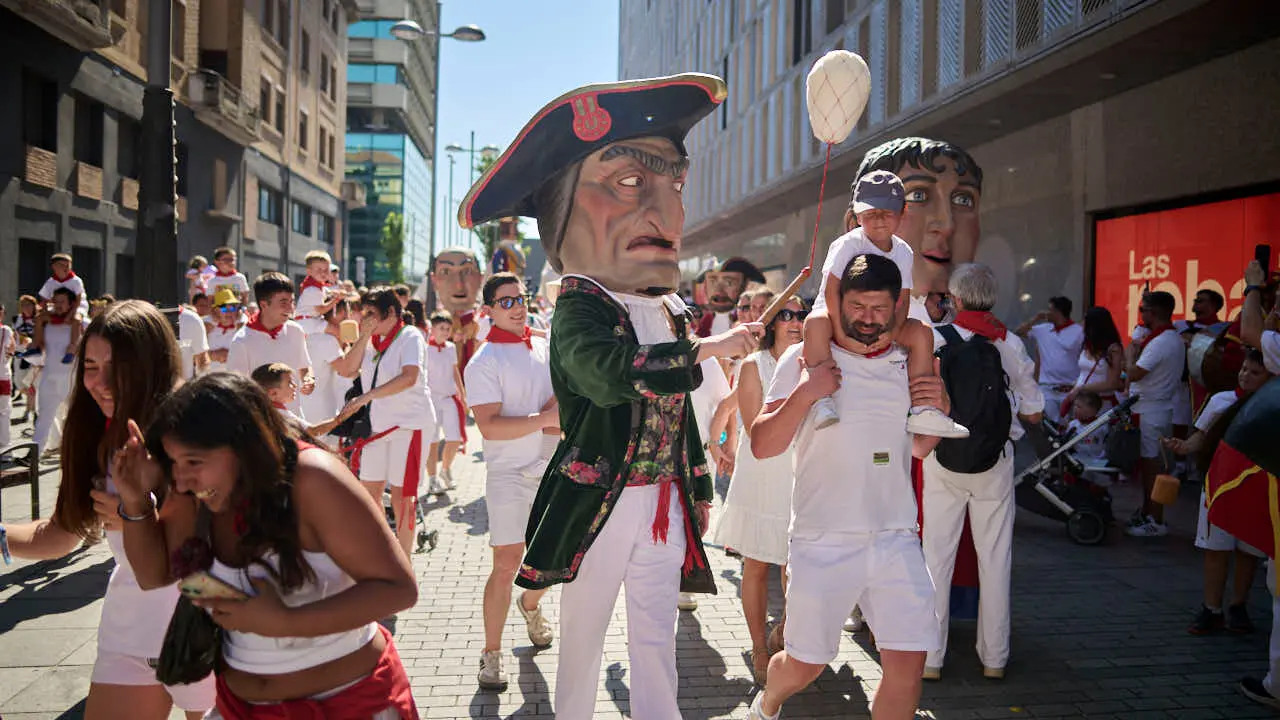 La Comparsa de Gigantes y Cabezudos ameniza las calles de Pamplona durante el primer d&iacute;a de San Ferm&iacute;n 2026. PABLO LASAOSA