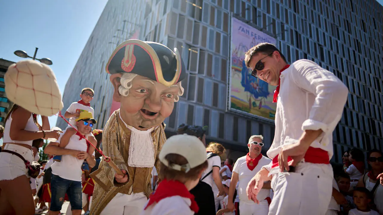 La Comparsa de Gigantes y Cabezudos ameniza las calles de Pamplona durante el primer d&iacute;a de San Ferm&iacute;n 2026. PABLO LASAOSA