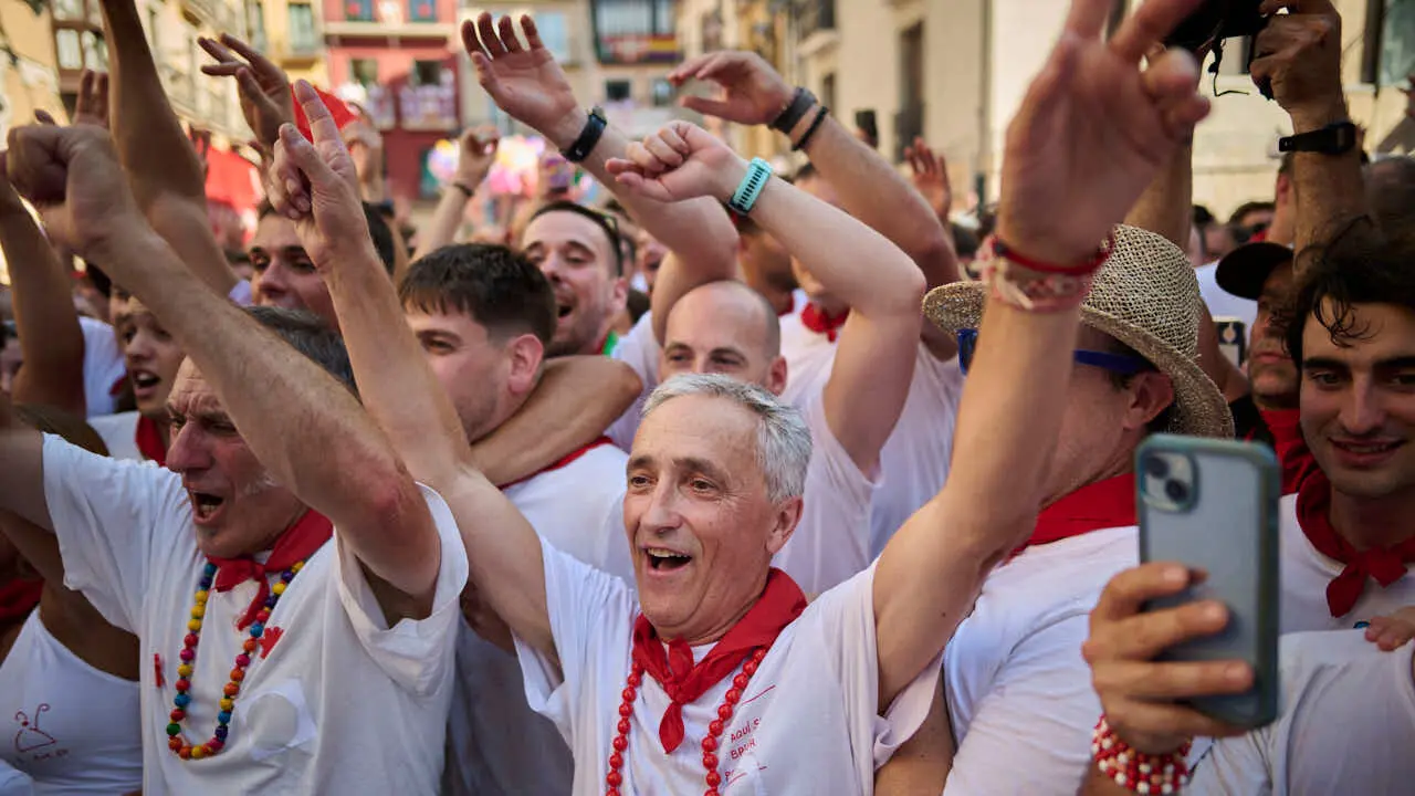 El cl&aacute;sico Riau Riau recorre las calles de Pamplona durante San Ferm&igrave;n 2026. PABLO LASAOSA