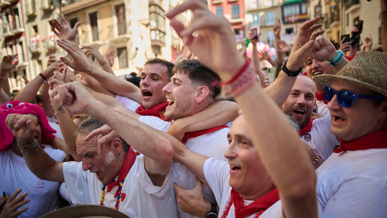 El cl&aacute;sico Riau Riau recorre las calles de Pamplona durante San Ferm&igrave;n 2026. PABLO LASAOSA