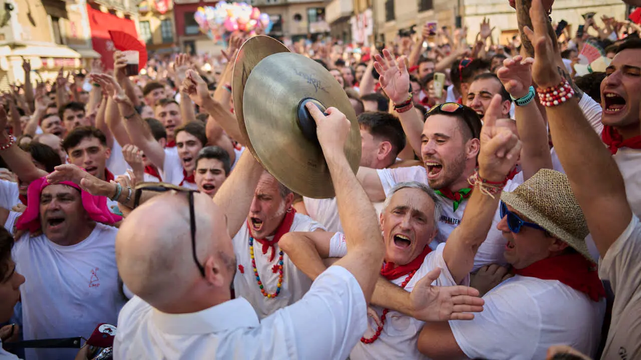 El cl&aacute;sico Riau Riau recorre las calles de Pamplona durante San Ferm&igrave;n 2026. PABLO LASAOSA