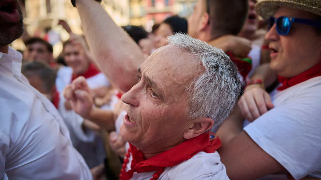 El cl&aacute;sico Riau Riau recorre las calles de Pamplona durante San Ferm&igrave;n 2026. PABLO LASAOSA