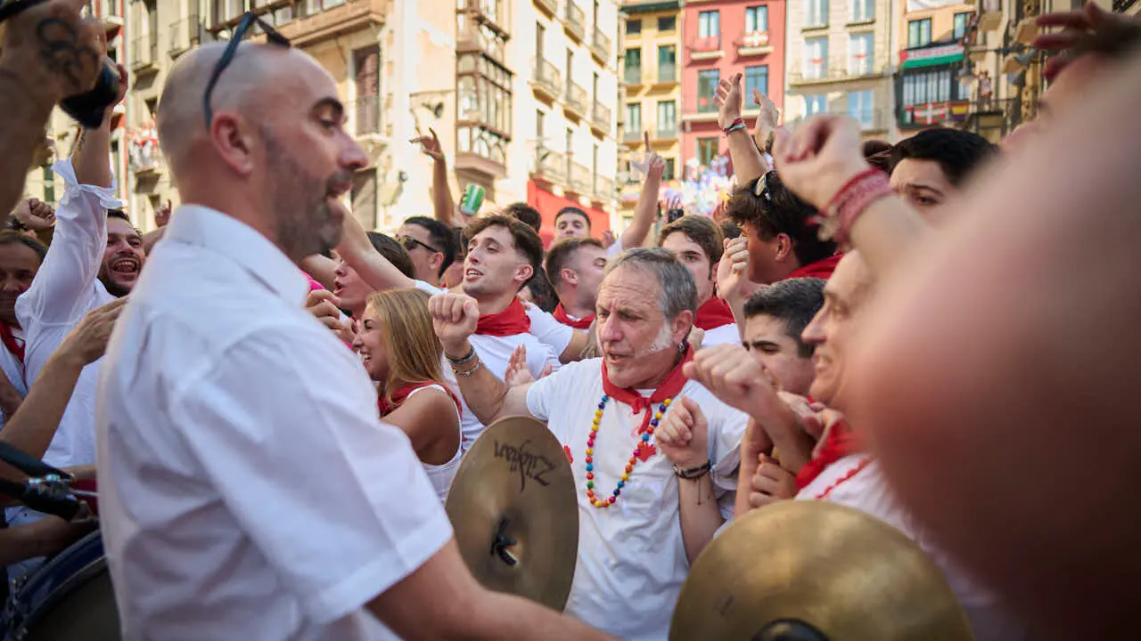El cl&aacute;sico Riau Riau recorre las calles de Pamplona durante San Ferm&igrave;n 2026. PABLO LASAOSA