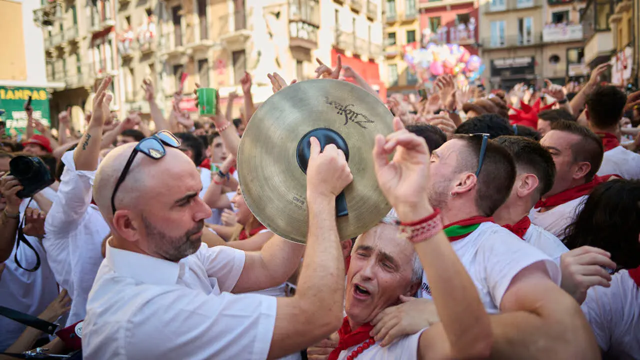 El cl&aacute;sico Riau Riau recorre las calles de Pamplona durante San Ferm&igrave;n 2026. PABLO LASAOSA