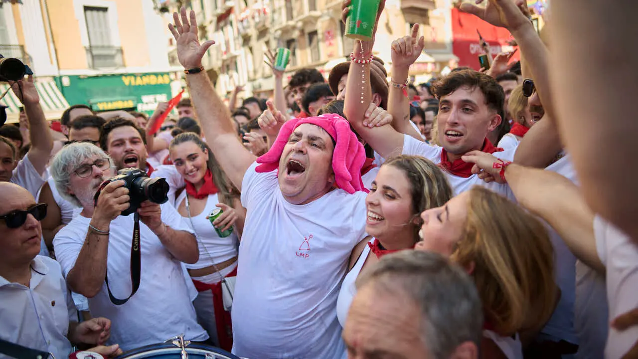 El cl&aacute;sico Riau Riau recorre las calles de Pamplona durante San Ferm&igrave;n 2026. PABLO LASAOSA