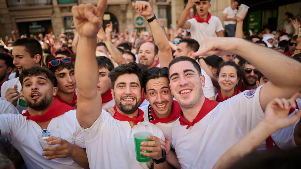 El cl&aacute;sico Riau Riau recorre las calles de Pamplona durante San Ferm&igrave;n 2026. PABLO LASAOSA