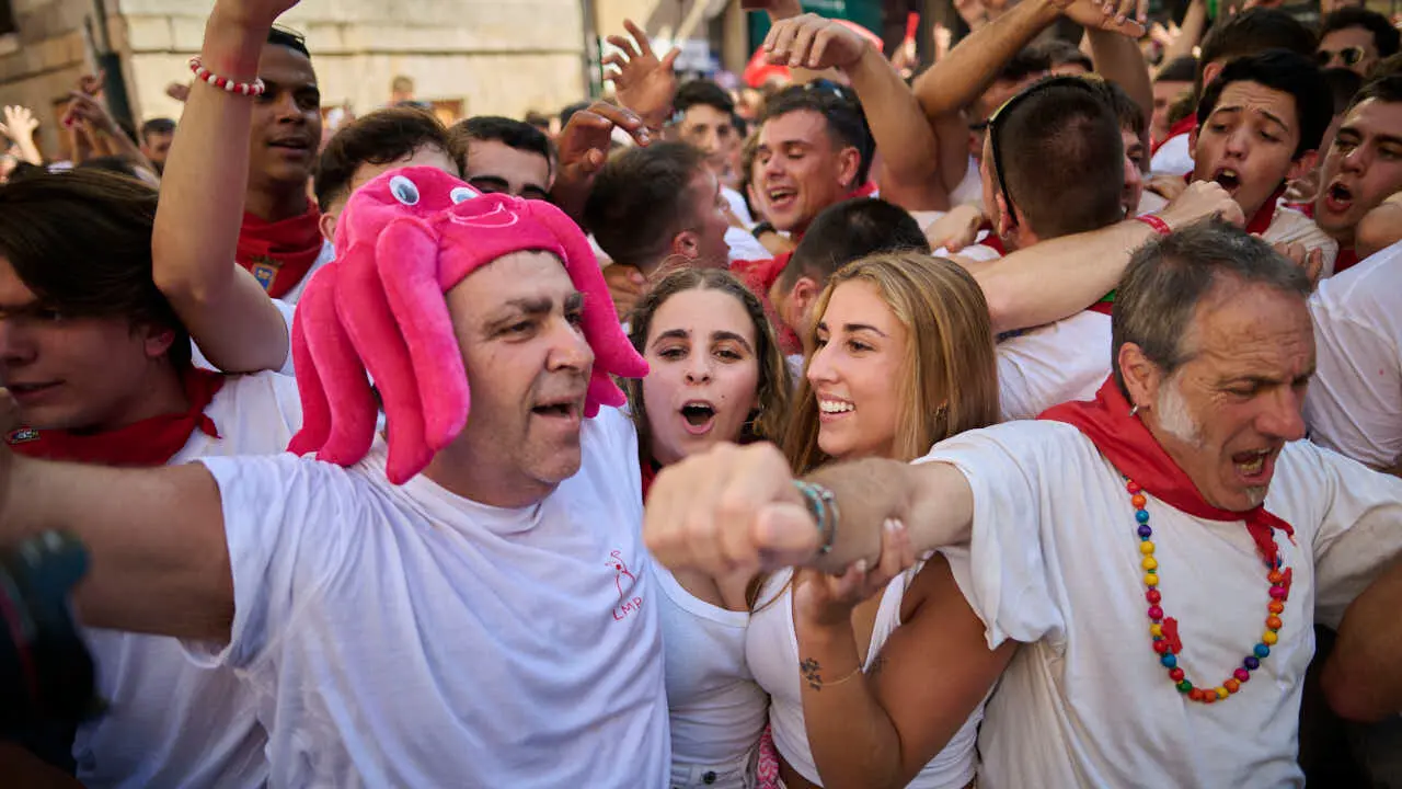 El cl&aacute;sico Riau Riau recorre las calles de Pamplona durante San Ferm&igrave;n 2026. PABLO LASAOSA