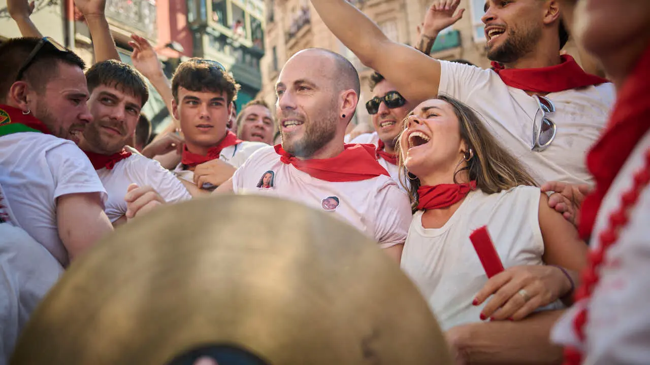 El cl&aacute;sico Riau Riau recorre las calles de Pamplona durante San Ferm&igrave;n 2026. PABLO LASAOSA