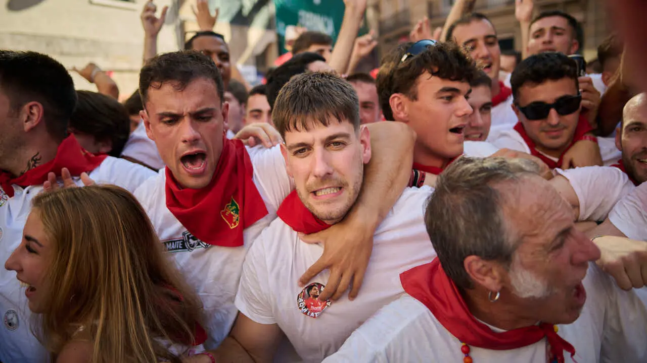 El cl&aacute;sico Riau Riau recorre las calles de Pamplona durante San Ferm&igrave;n 2026. PABLO LASAOSA