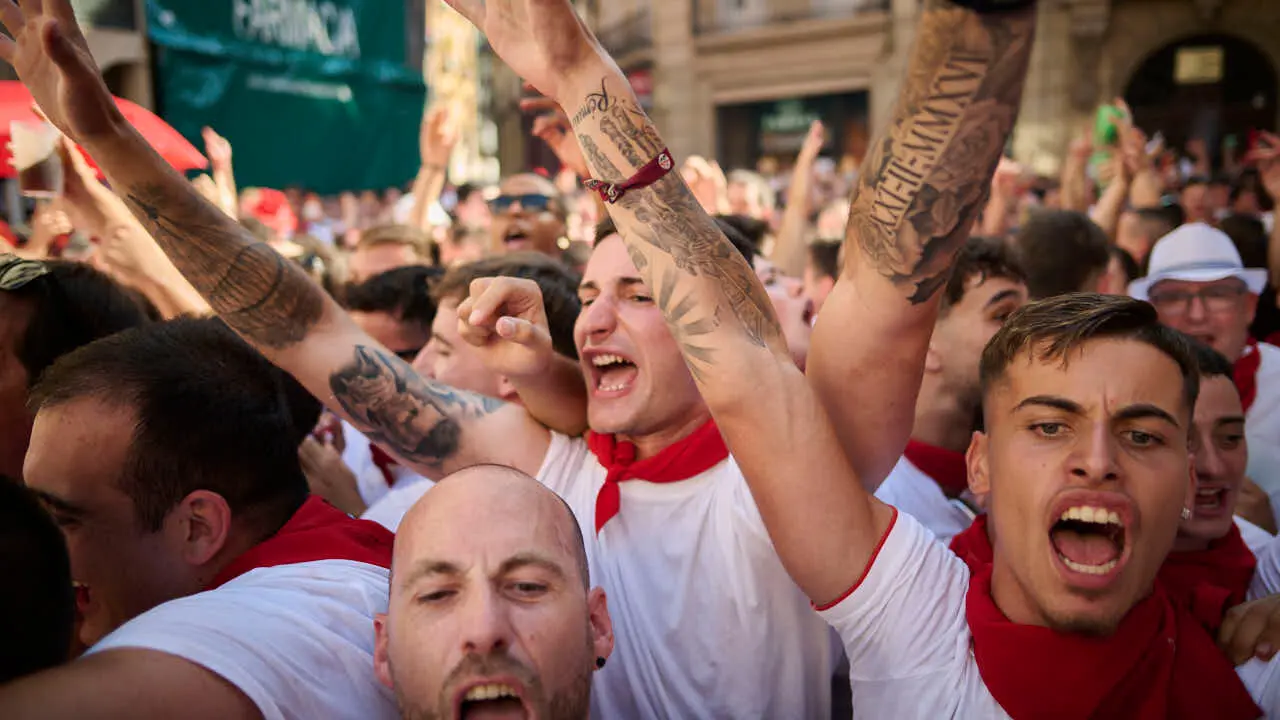 El cl&aacute;sico Riau Riau recorre las calles de Pamplona durante San Ferm&igrave;n 2026. PABLO LASAOSA