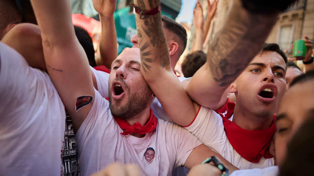 El cl&aacute;sico Riau Riau recorre las calles de Pamplona durante San Ferm&igrave;n 2026. PABLO LASAOSA