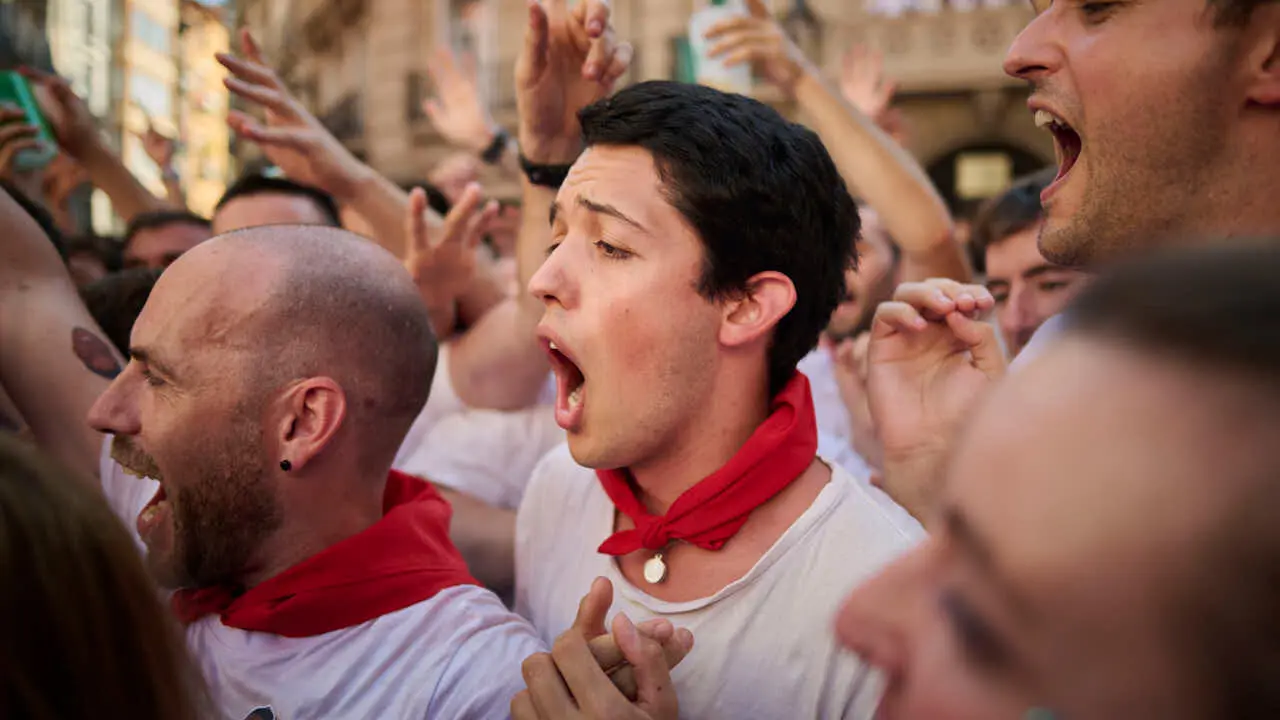El cl&aacute;sico Riau Riau recorre las calles de Pamplona durante San Ferm&igrave;n 2026. PABLO LASAOSA