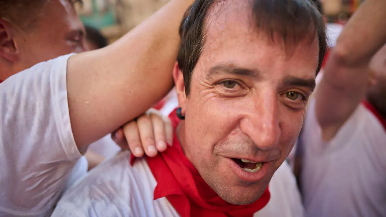 El cl&aacute;sico Riau Riau recorre las calles de Pamplona durante San Ferm&igrave;n 2026. PABLO LASAOSA