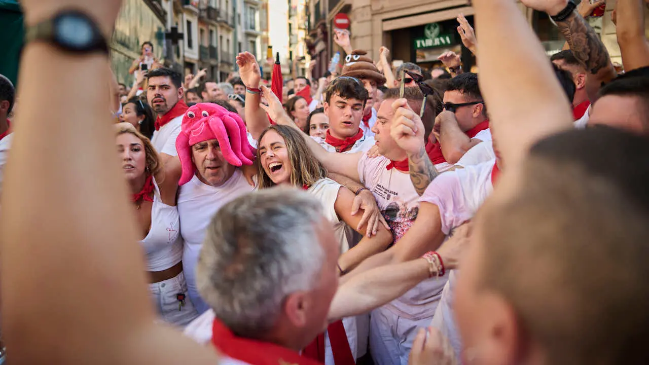 El cl&aacute;sico Riau Riau recorre las calles de Pamplona durante San Ferm&igrave;n 2026. PABLO LASAOSA