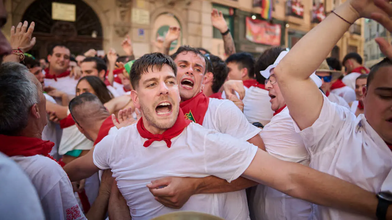 El cl&aacute;sico Riau Riau recorre las calles de Pamplona durante San Ferm&igrave;n 2026. PABLO LASAOSA