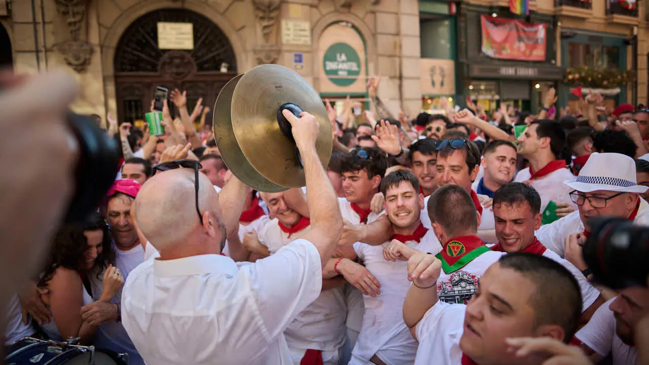 El cl&aacute;sico Riau Riau recorre las calles de Pamplona durante San Ferm&igrave;n 2026. PABLO LASAOSA