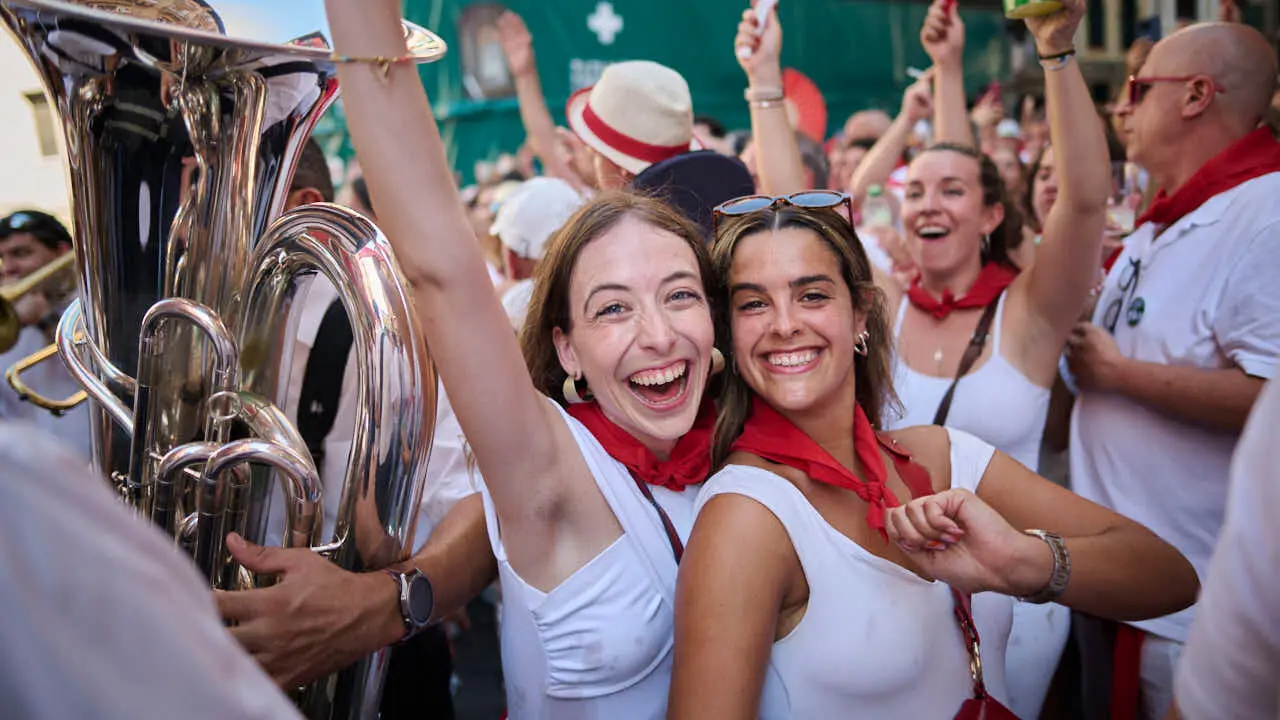 El cl&aacute;sico Riau Riau recorre las calles de Pamplona durante San Ferm&igrave;n 2026. PABLO LASAOSA