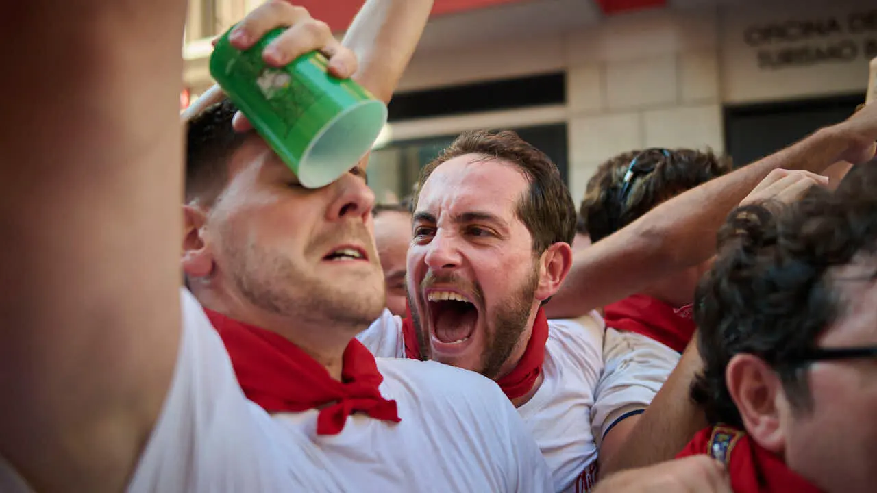 El cl&aacute;sico Riau Riau recorre las calles de Pamplona durante San Ferm&igrave;n 2026. PABLO LASAOSA