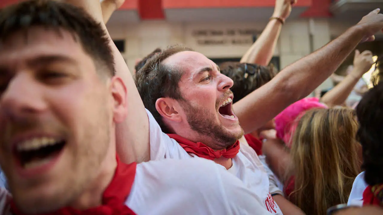 El cl&aacute;sico Riau Riau recorre las calles de Pamplona durante San Ferm&igrave;n 2026. PABLO LASAOSA