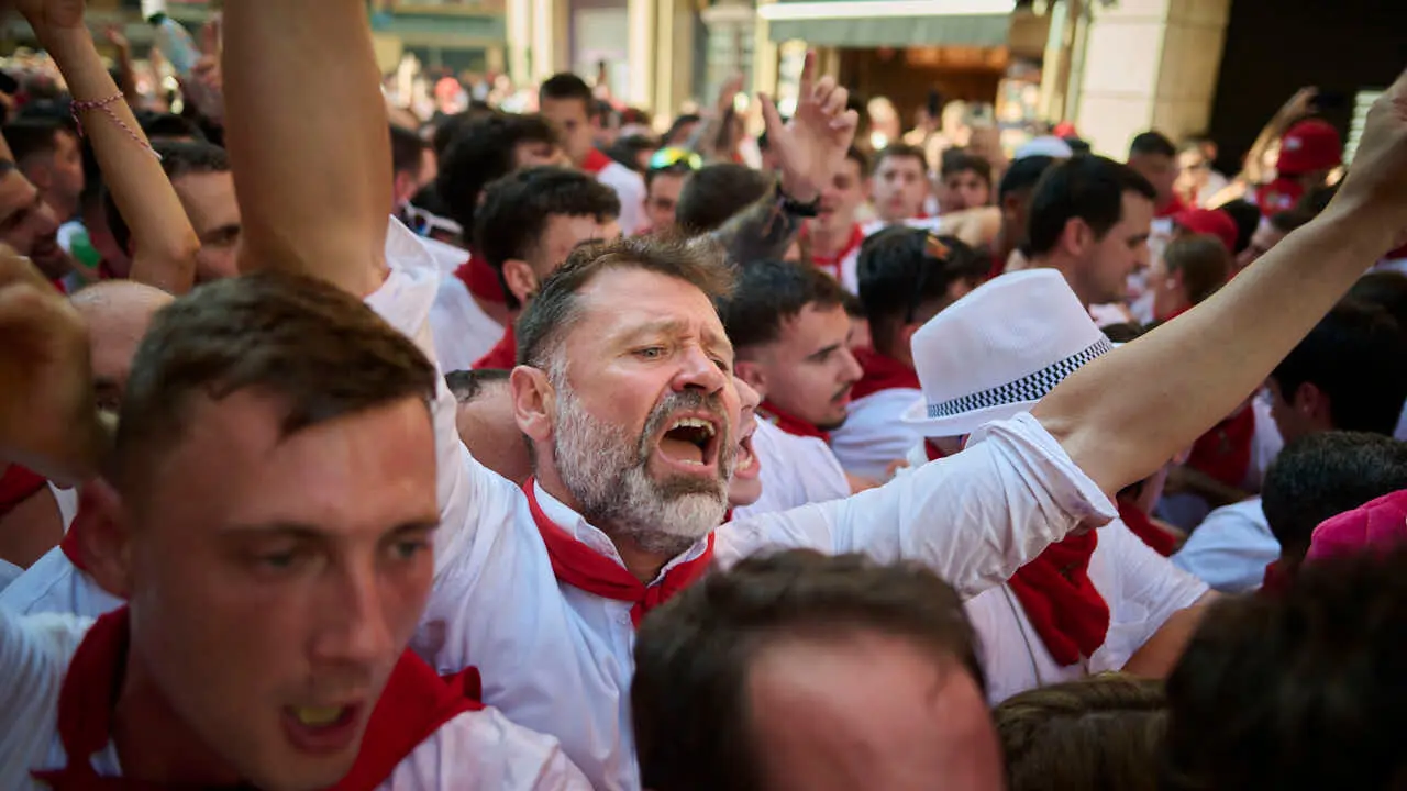 El cl&aacute;sico Riau Riau recorre las calles de Pamplona durante San Ferm&igrave;n 2026. PABLO LASAOSA