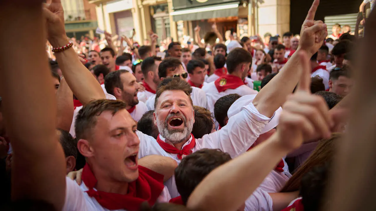 El cl&aacute;sico Riau Riau recorre las calles de Pamplona durante San Ferm&igrave;n 2026. PABLO LASAOSA
