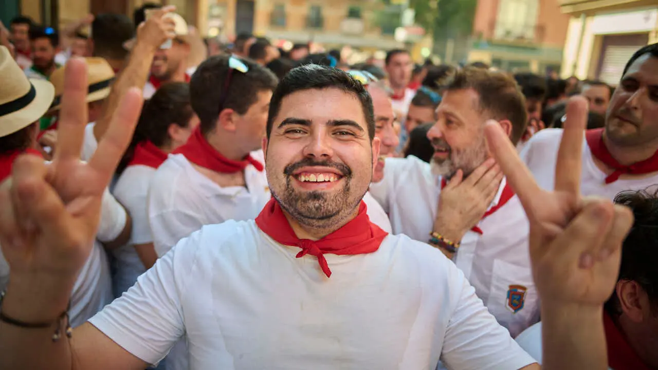 El cl&aacute;sico Riau Riau recorre las calles de Pamplona durante San Ferm&igrave;n 2026. PABLO LASAOSA