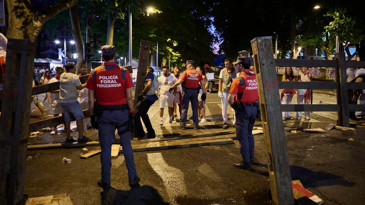 Primer encierro de las fiestas de San Ferm&iacute;n 2026 con toros de Fuente Ymbro en la bajada al callej&oacute;n. PABLO LASAOSA